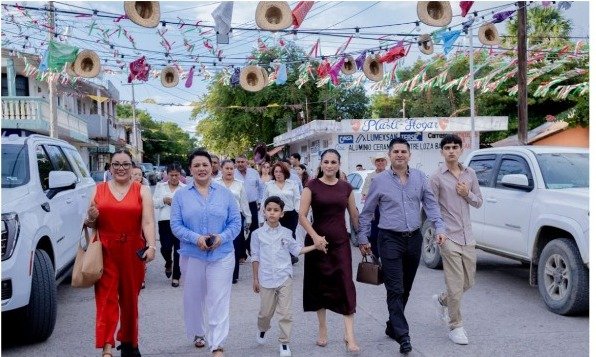 EL ALCALDE DE SAN VICENTE CAMINA HACIA EL RECINTO OFICIAL